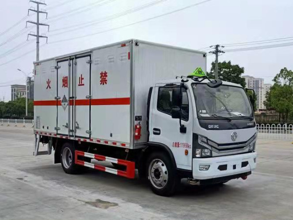 東風(fēng)5米2雜項(xiàng)物品廂式運(yùn)輸車