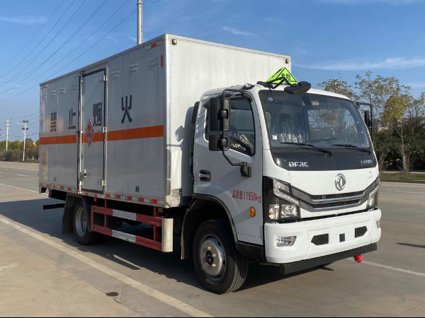 東風(fēng)多利卡易燃固體廂式運輸車